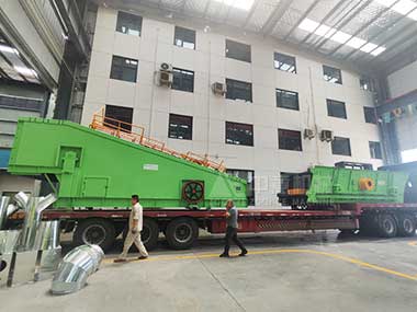 风雨无阻,使命必达|AG尊时凯龙人生就机械雨中奋战,装修垃圾筛分设备奔赴全国