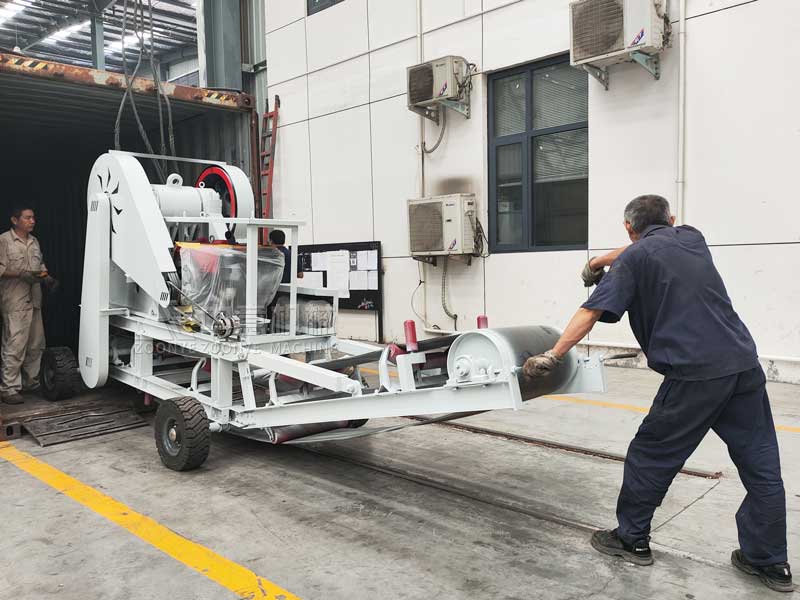 小颚式破碎机移动站.jpg 小颚式破碎机移动站